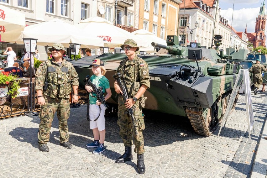 Dłuuuuga kolejka ustawiła się po porcję biało-czerwonego...