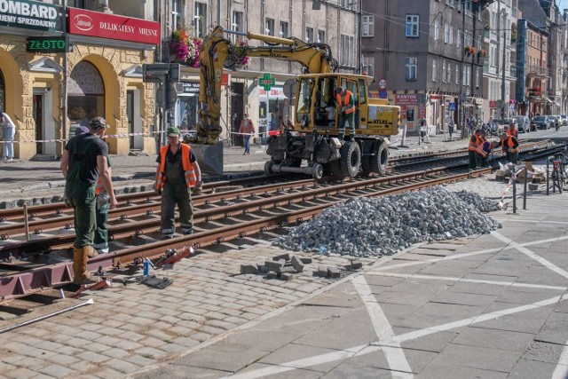 Obecnie ekipy MPK Poznań remontują torowisko na ulicy Dąbrowskiego, na odcinku od Prusa do Kraszewskiego. Wcześniej, przez dwa kwietniowe weekendy były remontowane tory na Dąbrowskiego pomiędzy pętlą tramwajową na Ogrodach a Przybyszewskiego.