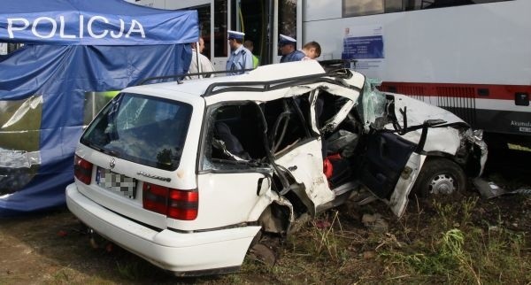 Lekarze walczą o życie 3-letniej dziewczynki, jedynej osoby, która przeżyła wczorajszy wypadek na przejeździe kolejowym na Nowym Mieście.