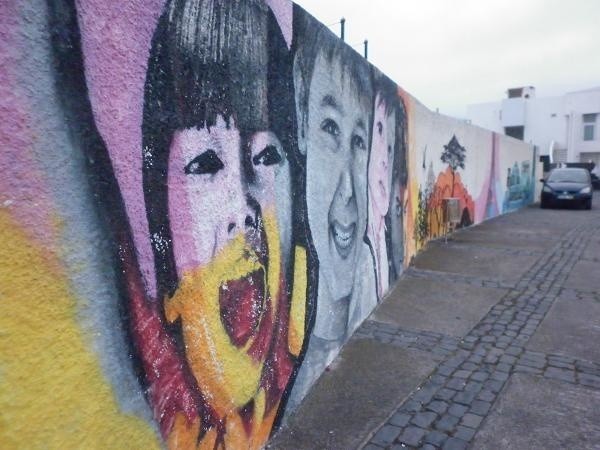 A w okolicy portu na ścianach pysznią się murale