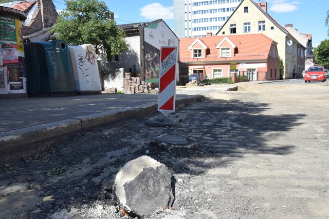 Jak poinformowano nas w zielonogórskim magistracie prace w tym rejonie miasta powinny zakończyć się jesienią tego roku. Przypomnijmy, w okolicy placu Matejki stanąć ma pomnik, który upamiętni setną rocznicę odzyskania przez Polskę niepodległości. Będzie to dzieło artysty Roberta Tomaka. Jedną ze zmian będzie też przełożenie ulicy. A przedwojenny bruk pojawi się także bliżej ulicy Kupieckiej. - Po remoncie plac nieco się powiększy - informuje nas wiceprezydent Krzysztof Kali¬szuk. Dzięki temu samochody będą mogły objeżdżać powstający w tym miejscu pomnik. - Zaś przełożenie kostki brukowej jest uzgodnione z lubuską wojewódzką konserwator zabytków - dodaje Krzysztof Kaliszuk. Co ciekawe bruk, który ma pojawić się tutaj za parę tygodni już wywołuje emocje. Jedni widzą w nim ozdobę starówki. Inni, w tym osoby z niepełnosprawnością, podkreślają, że taki rodzaj nawierzchni znacznie utrudni swobodne poruszanie się...Ze względu na remont w centrum śródmieścia zmieniła się organizacja ruchu. Obecnie fragment ul. Chrobrego, przy skrzyżowaniu z Bankową jest dwukierunkowa. Dzięki temu zielonogórzanie mogą dojechać m.in. do urzędu skarbowego przy ul. dra Pieniężnego.Zobacz również: Tylko w niedzielę w Lubukiem utonęły dwie osobyZOBACZ TEŻ: Tak powstaje centrum przesiadkowe w Zielonej Górze. Okolice dworca PKP zmienią się nie do poznania [WIDEO, ZDJĘCIA];nf