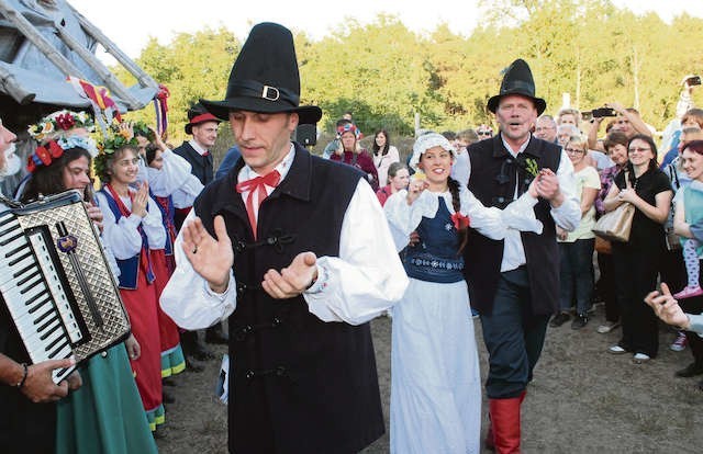 Dobrzyńskie wesele. Na pierwszym planie pan młody, za nim panna młoda tańcząca z mistrzem ceremonii Dariuszem Chrobakiem