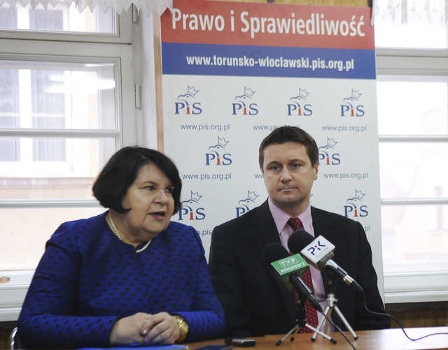 Poseł PiS Łukasz Zbonikowski na konferencji prasowej, obok inna posłanka PiS z okręgu toruńsko-włocławskiego - Anna Sobecka