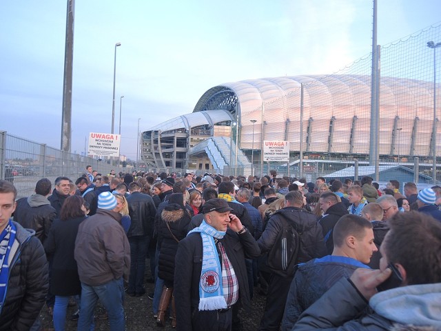 Sympatycy Błękitnych Stargard przed wejściem na poznański stadion.