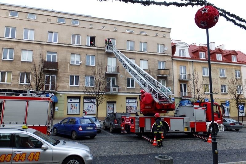 Ul. Suraska. Straż pożarna pomagała uratować życie mieszkańca (zdjęcia, wideo)