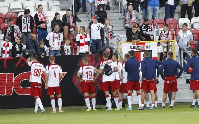 Miało być przełamanie, a wyszło jak zwykle Piłkarze ŁKS w dziesiątej kolejce piłkarskiej ekstraklasy przegrali w Lubinie z Zagłębiem 1:3. To już ósma z rzędu porażka w ekstraklasie łódzkiego beniaminka. Bez wątpienia fani klubu z al. Unii mają prawo wiedzieć, co na temat wstydliwego sportowego serialu sądzi  prezes drużyny - Tomasz Salski. Wszak są gdzieś granice sportowej niemocy drużyny,  a one już dawno zostały przekroczone. Czytaj na kolejnym slajdzie 