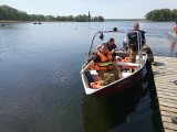 Akcja ratownicza na jeziorze Lubie. Trzy osoby znalazły się w wodzie [ZDJĘCIA]