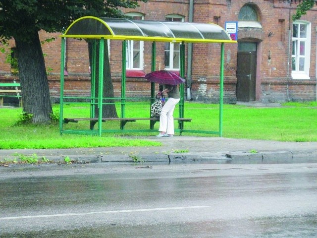 Ten przystanek komunikacji miejskiej, pozbawiony przez wandali szyb, jest dla czekających marną osłoną przed deszczem