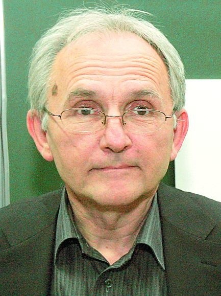 Prof. Janusz Czapiński: - - Dzięki emigracji osób w wieku około 30 lat rynek pracy otworzy się dla ludzi starszych i to na pewno dobrze. Niestety, nie rozwiąże to problemu absolwentów uczelni wyższych