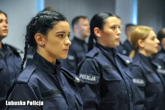W Komendzie Wojewódzkiej Policji w Gorzowie Wlkp. 12 nowych funkcjonariuszy złożyło ślubowanie. Podczas uroczystości odznaczono też zasłużonych funkcjonariuszy.