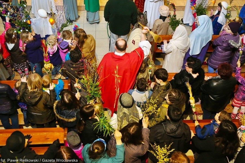 Procesja z okazji Niedzieli Palmowej. Do kościoła przyszedł osiołek (ZDJĘCIA)
