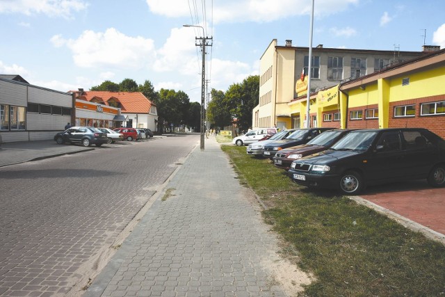 Klienci, którzy nie mogą zaparkować przed Biedronką, parkują przy sklepie Milea. – Biedronka powinna zapewnić miejsca parkingowe swoim klientom – oburza się Elżbieta Andrzejewska, szefowa sklepu Milea.