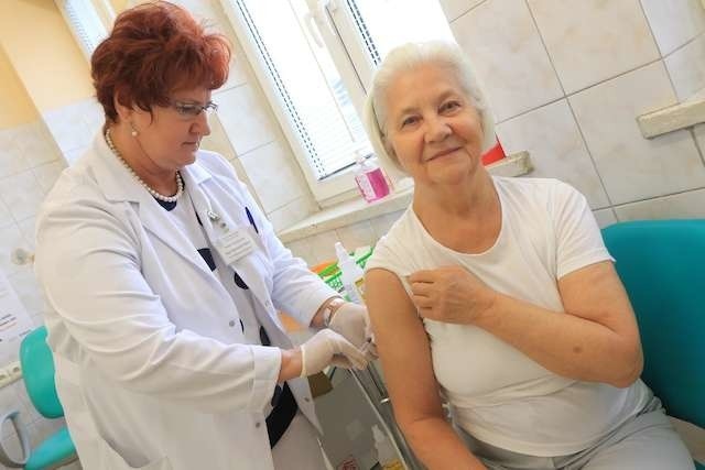 Pielęgniarka Agnieszka Małoń aplikuje Barbarze JasIńskiej szczepionkę przeciw grypie