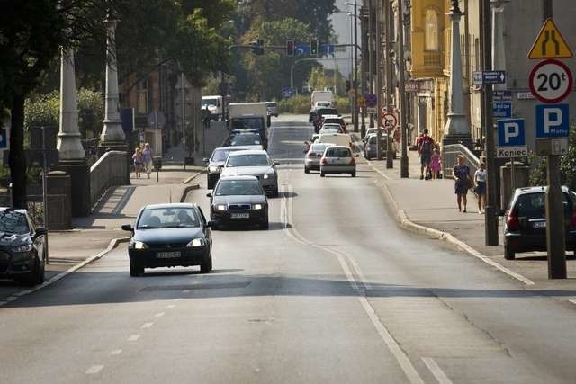 Przejść dla pieszych na ulicy Królowej Jadwigi przydałoby się więcej