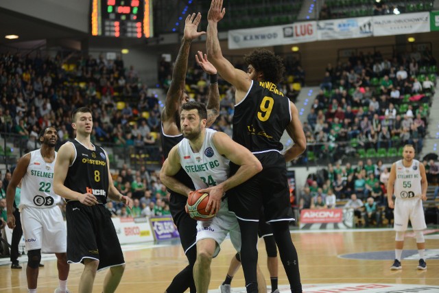 Adam Hrycaniuk (z piłką) był najlepszym zawodnikiem meczu Stelmet Enea BC - Legia