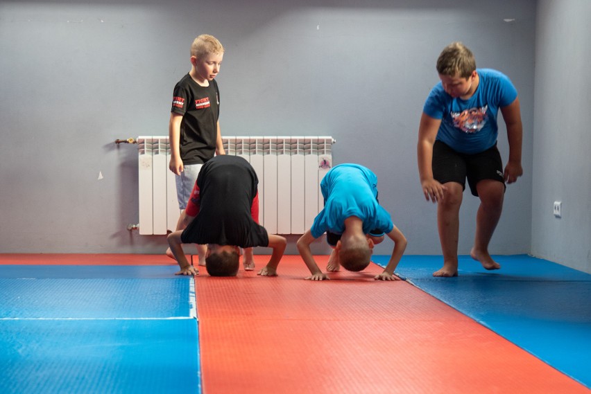 Ostrołęka. Treningi kickboxingu dla dzieci w wieku 7-10 lat. Trenowali w Fight Academy
