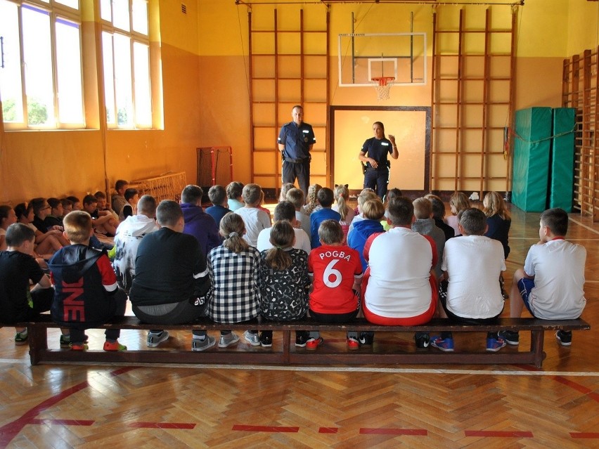 Radziejowscy policjanci: Początek roku szkolnego to dobry czas, by spotkać się z uczniami i porozmawiać o bezpieczeństwie