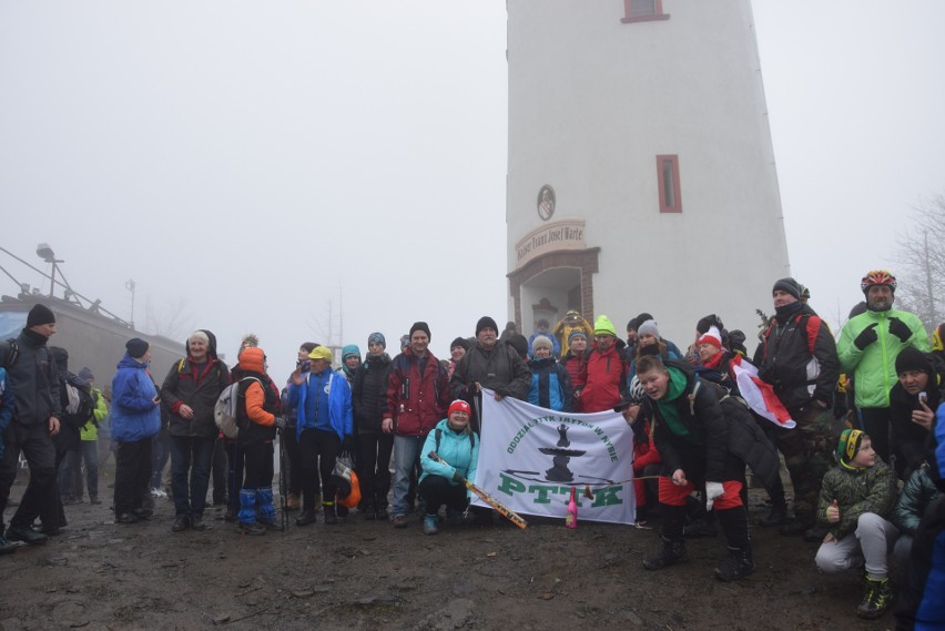 Turyści witali Nowy Rok z najwyższego szczytu Opolszczyzny. Tym razem we mgle