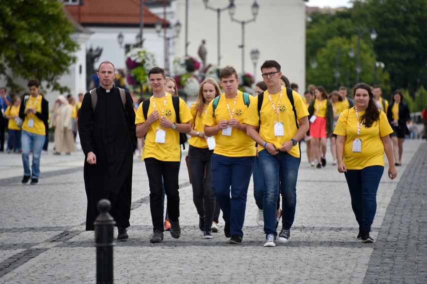 Papiescy stypendyści w Białymstoku. Żółte koszulki zalały Białystok