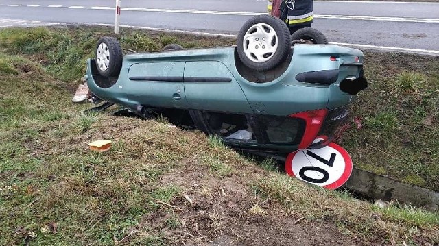 Wypadek w Turowie. Samochód dachował. Jedna osoba trafiła do szpitala, 14.12.2019