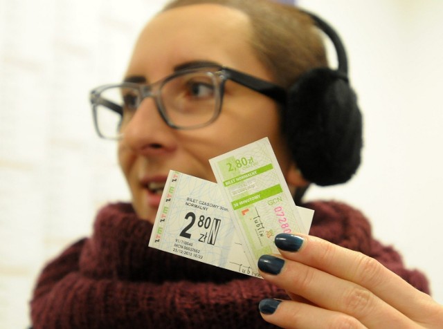 Pani Katarzyna pokazuje za szerokie bilety kupione wczoraj w biletomacie  na Czechowie i - dla porównania - bilet z kiosku 