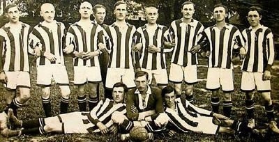 Pierwsza drużyna piłkarska Kolejowego Klubu Sportowego Metal Tarnów z 1922 roku Fot. archiwum prywatne Emila Pabiana