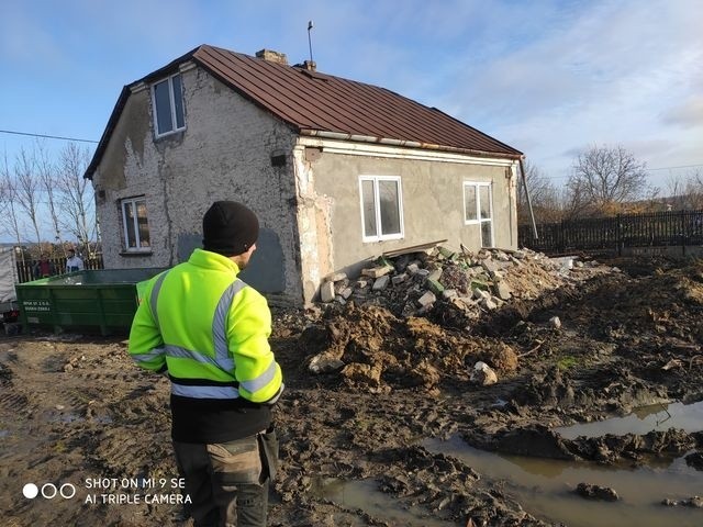 Firma KPM Developers wyremontuje dom rodzinie z Buska. Dom jest w katastrofalnym stanie.