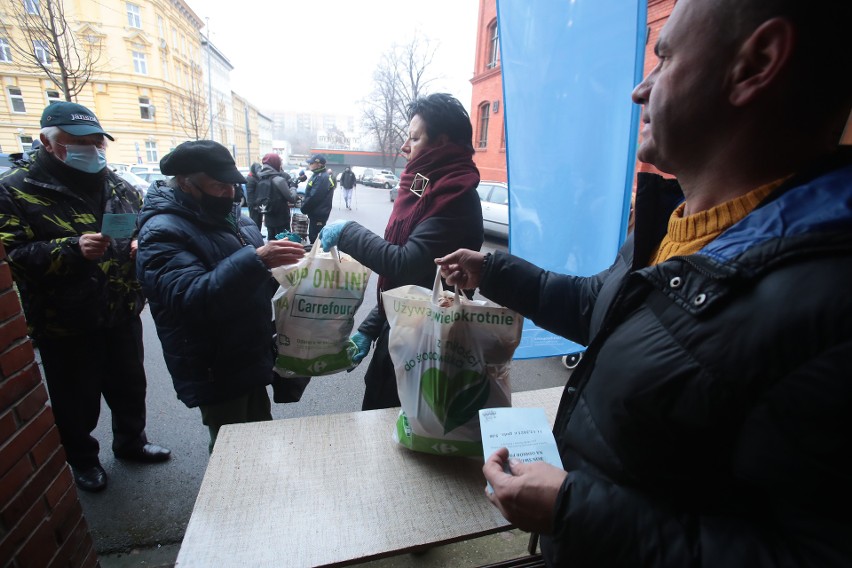 Dom Kultury Słowianin w tym roku nie organizował tradycyjnej wigilii dla potrzebujących. Przekazano za to 400 paczek z żywnością [ZDJĘCIA]