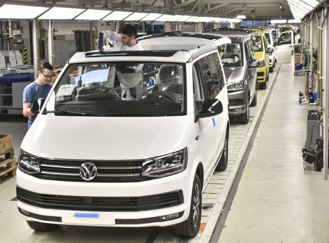 W 2016 roku z taśmy fabryki w Hannover-Limmer zjechało 12 887 egzemplarzy Californii, auta rekreacyjnego marki Volkswagen Samochody Użytkowe. To o aż 3 466 sztuk więcej niż w 2015 roku, który również był rekordowy. W Polsce w minionym roku zarejestrowano 62 sztuki tego uniwersalnego kampera. Od początku produkcji Californii powstało już w sumie 75 tysięcy egzemplarzy.Fot. Volkswagen