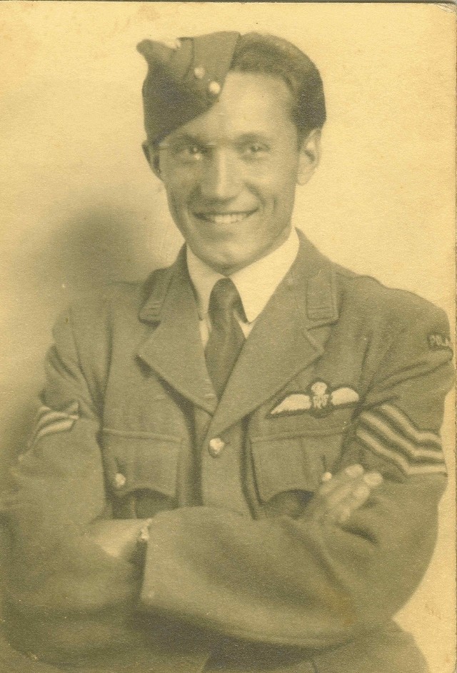 Pilot Eugeniusz Kasprzak (1922-1943). Fotografia, którą Anglicy wysłali jego rodzinie po jego śmieci