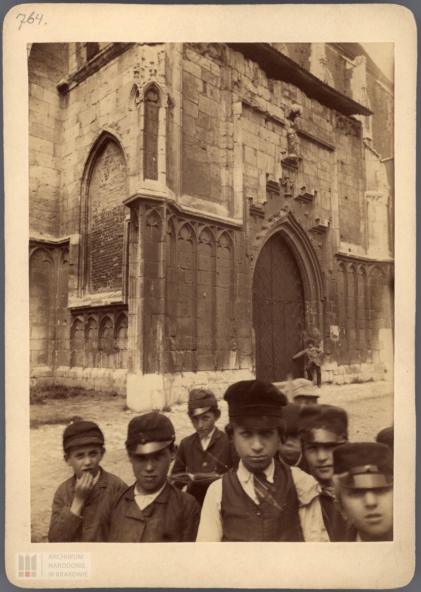 Żydowskie dzieci pod bramą kościoła Bożego Ciała.