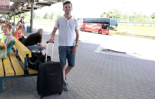- Jeśli jadę do Warszawy, to o pociągu nawet na myślę. Na kolei nic się nie zmienia poza cenami &#8211; mówi Damian Rzeszowski, który w czwartek jechał do stolicy autobusem.