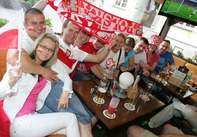 Podobnie jak cztery lata temu, wielu Kibiców zamierza w pubach i restauracjach oglądać wspólnie występy Polaków na boiskach we Francji.