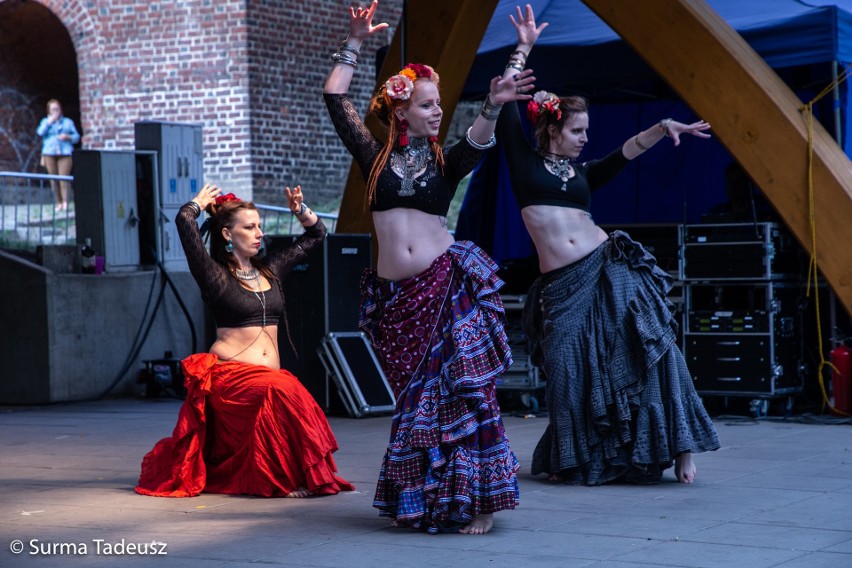 COOLturalne wakacje w Stargardzie. Wystąpił stargardzki teatr Krzywa Scena i szczecińska grupa tańca tribal fusion Medeina