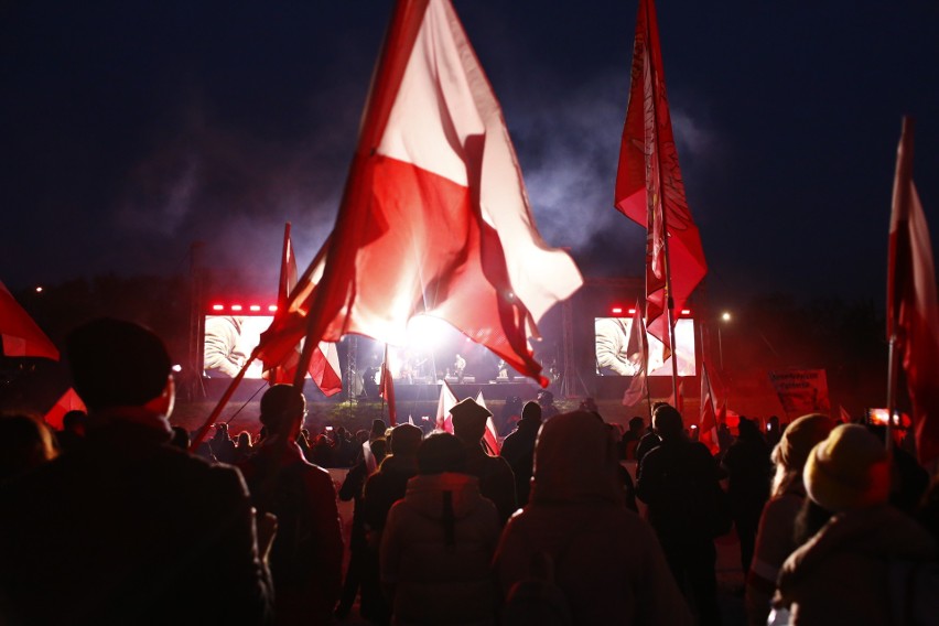 Co roku w Marszu Niepodległości w Warszawie uczestniczą...