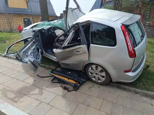 Drzewo spadło na jadący samochód, którym podróżowała jedna osoba. Mimo prowadzonej reanimacji, życia kobiety nie udało się uratować.