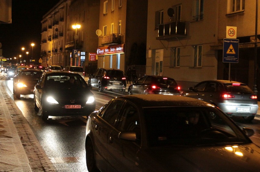 Paraliż na ulicach Radomia i regionu. Zamarzający deszcz zamienił jezdnie w ślizgawki. Autobusy opóźnione, kierowcy stoją w wielkich korkach