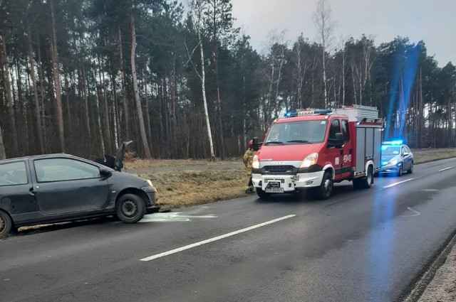 Aż do trzech zdarzeń drogowych i to w niewielkim odstępie czasu doszło w czwartkowy poranek (2 marca) na drodze powiatowej 1926 C  Potulice - Gorzeń w powiecie nakielskim. Powodem było niedostosowanie prędkości do warunków panujących na drodze. Zdjęcie udostępnione przez Ochotniczą Straż Pożarną w Potulicach.