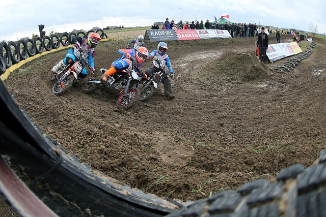 Rozegrano ósmą edycję Turnieju o Puchar Prezesa Porzeraczy Puul (pisownia oryginalna). Od 2010 roku w Ostrowie na pit bike'ach ścigają się przede wszystkim żużlowi mechanicy, nie brakuje też byłych oraz czynnych żużlowców. Po raz drugi z rzędu wygrał Kacper Gomólski, który w tym sezonie ścigał się dla Wybrzeża Gdańsk, a kilka dni temu poinformował o przenosinach do Falubazu Zielona Góra. Emocji w Ostrowie nie brakowało, zobacz zdjęcia >>>