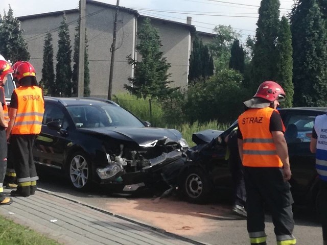 Na ulicy Kolberga w Pszowie zderzyły się czołowo dwa samochody osobowe