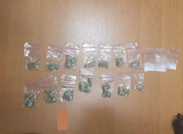 Zambrowscy funkcjonariusze zatrzymali 34-latka, który posiadał przy sobie blisko 12 gramów marihuany i ponad 2 gramy amfetaminy. Mężczyzna usłyszał już zarzut. Teraz jego dalszym losem zajmie się sąd