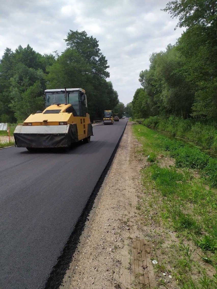 Budują drogę Sucha - Kamień w powiecie białobrzeskim. Trwa układanie asfaltu, będą nowe przejścia dla pieszych i chodniki