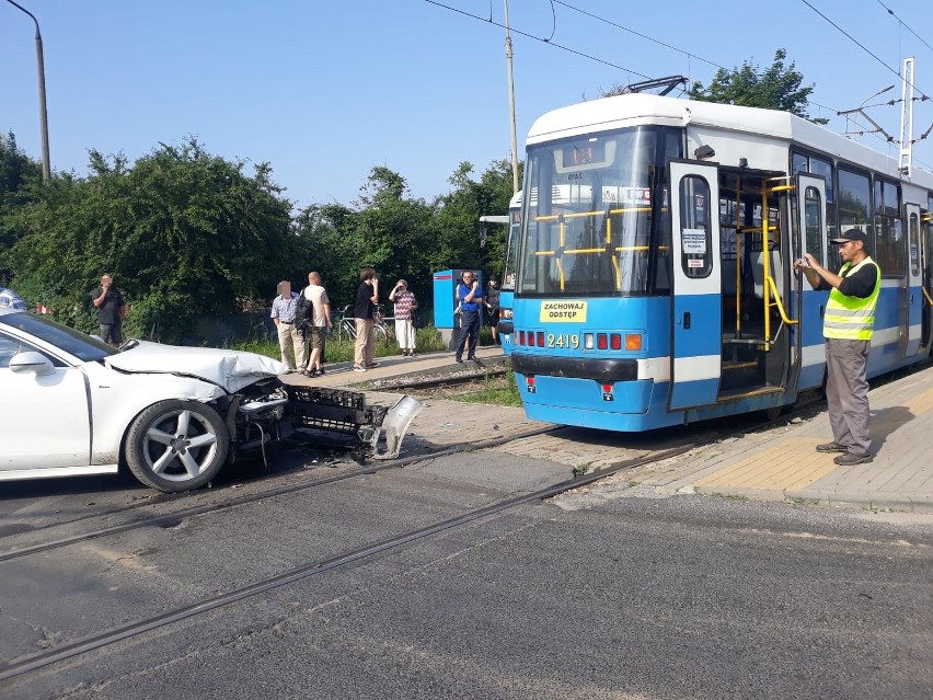 Zderzenie tramwaju z autem osobowym na Kosmonautów