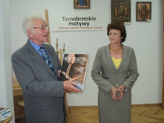 Podczas wernisażu Stanisław Lubacz przekazał Stanisławie Mazur, dyrektorce Miejskiej Biblioteki Publicznej w Tarnobrzegu okazjonalny album.