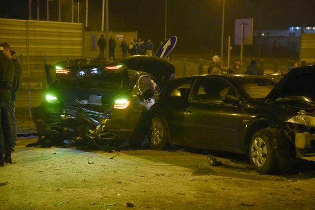 Rozmiary zniszczeń świadczą o tym, że rządowa kolumna poruszała się z dużą prędkością.