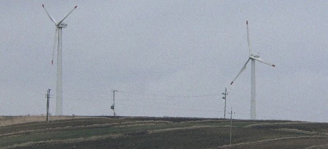 To największa elektrownia wiatrowa na Ponidziu. Wiatraki ustawione na wzgórzu w Wymysłowie koło Kazimierzy Wielkiej dają energię o mocy 0,33 megawata. 