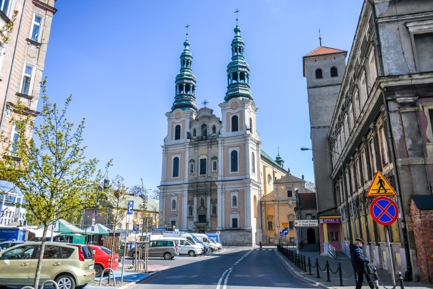 Prace konserwatorskie elewacji wraz z zabezpieczeniami...