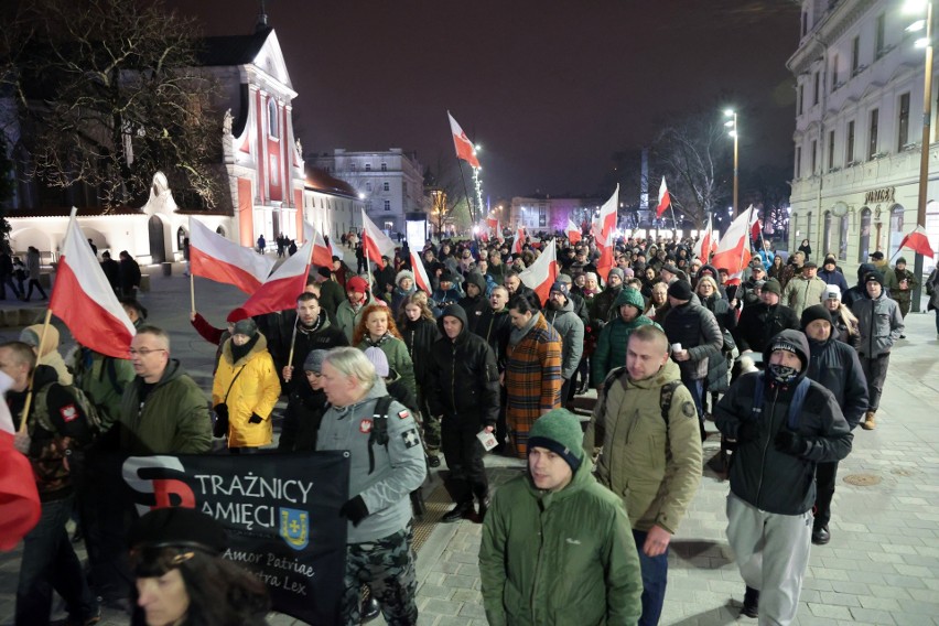 Biało-czerwony marsz wyruszył z placu Litewskiego po...