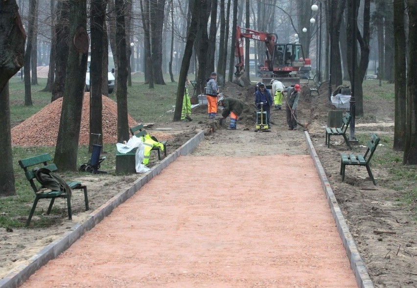 W piątek rano rozpoczęło się układanie nowych alejek w Parku...