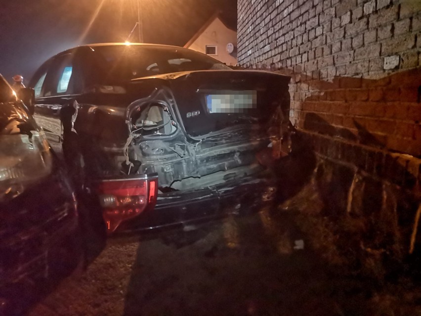 Groźny wypadek w Świerczynie. Trzy samochody rozbite, uszkodzony garaż [ZDJĘCIA]